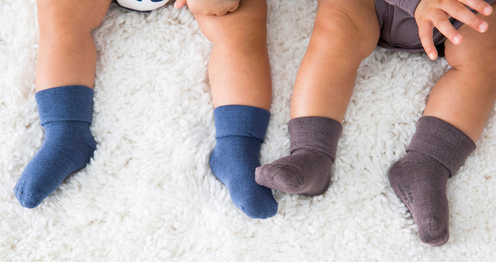 babysoy baby crew socks in indigo and brown colors that stays on